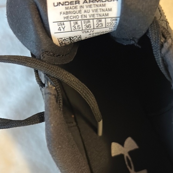 Under Armour Black soccer cleats size 4 Textured Low-Top Design - Picture 11 of 11